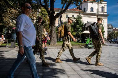 Lviv, Ukrayna, 24 Ağustos 2024 Bağımsızlık Günü 'nde Lviv şehir merkezinde yürür. Rusya ile savaş sırasında, Lviv şehri Rus füzeleri tarafından tehdit edildi ve hedef alındı..