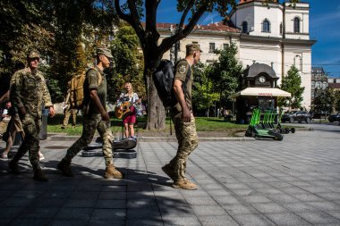 Lviv, Ukrayna, 24 Ağustos 2024 Bağımsızlık Günü 'nde Lviv şehir merkezinde yürür. Rusya ile savaş sırasında, Lviv şehri Rus füzeleri tarafından tehdit edildi ve hedef alındı..