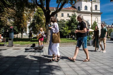 Lviv, Ukrayna, 24 Ağustos 2024 Bağımsızlık Günü 'nde Lviv şehir merkezinde yürür. Rusya ile savaş sırasında, Lviv şehri Rus füzeleri tarafından tehdit edildi ve hedef alındı..