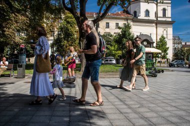 Lviv, Ukrayna, 24 Ağustos 2024 Bağımsızlık Günü 'nde Lviv şehir merkezinde yürür. Rusya ile savaş sırasında, Lviv şehri Rus füzeleri tarafından tehdit edildi ve hedef alındı..