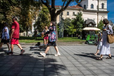 Lviv, Ukrayna, 24 Ağustos 2024 Bağımsızlık Günü 'nde Lviv şehir merkezinde yürür. Rusya ile savaş sırasında, Lviv şehri Rus füzeleri tarafından tehdit edildi ve hedef alındı..