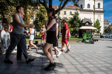 Lviv, Ukrayna, 24 Ağustos 2024 Bağımsızlık Günü 'nde Lviv şehir merkezinde yürür. Rusya ile savaş sırasında, Lviv şehri Rus füzeleri tarafından tehdit edildi ve hedef alındı..