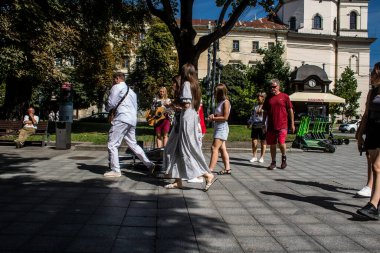 Lviv, Ukrayna, 24 Ağustos 2024 Bağımsızlık Günü 'nde Lviv şehir merkezinde yürür. Rusya ile savaş sırasında, Lviv şehri Rus füzeleri tarafından tehdit edildi ve hedef alındı..