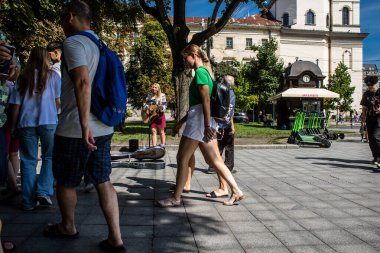 Lviv, Ukrayna, 24 Ağustos 2024 Bağımsızlık Günü 'nde Lviv şehir merkezinde yürür. Rusya ile savaş sırasında, Lviv şehri Rus füzeleri tarafından tehdit edildi ve hedef alındı..
