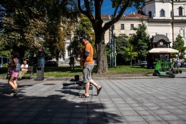 Lviv, Ukrayna, 24 Ağustos 2024 Bağımsızlık Günü 'nde Lviv şehir merkezinde yürür. Rusya ile savaş sırasında, Lviv şehri Rus füzeleri tarafından tehdit edildi ve hedef alındı..