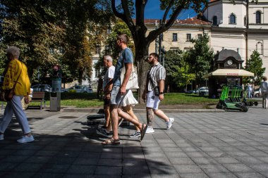 Lviv, Ukrayna, 24 Ağustos 2024 Bağımsızlık Günü 'nde Lviv şehir merkezinde yürür. Rusya ile savaş sırasında, Lviv şehri Rus füzeleri tarafından tehdit edildi ve hedef alındı..