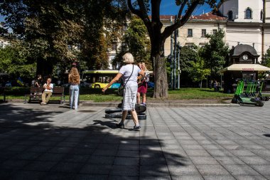 Lviv, Ukrayna, 24 Ağustos 2024 Bağımsızlık Günü 'nde Lviv şehir merkezinde yürür. Rusya ile savaş sırasında, Lviv şehri Rus füzeleri tarafından tehdit edildi ve hedef alındı..