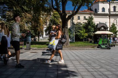 Lviv, Ukrayna, 24 Ağustos 2024 Bağımsızlık Günü 'nde Lviv şehir merkezinde yürür. Rusya ile savaş sırasında, Lviv şehri Rus füzeleri tarafından tehdit edildi ve hedef alındı..