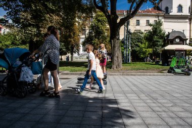 Lviv, Ukrayna, 24 Ağustos 2024 Bağımsızlık Günü 'nde Lviv şehir merkezinde yürür. Rusya ile savaş sırasında, Lviv şehri Rus füzeleri tarafından tehdit edildi ve hedef alındı..