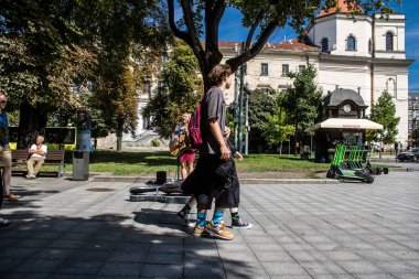 Lviv, Ukrayna, 24 Ağustos 2024 Bağımsızlık Günü 'nde Lviv şehir merkezinde yürür. Rusya ile savaş sırasında, Lviv şehri Rus füzeleri tarafından tehdit edildi ve hedef alındı..