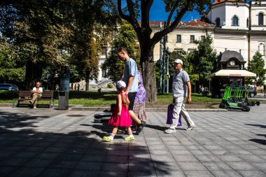 Lviv, Ukrayna, 24 Ağustos 2024 Bağımsızlık Günü 'nde Lviv şehir merkezinde yürür. Rusya ile savaş sırasında, Lviv şehri Rus füzeleri tarafından tehdit edildi ve hedef alındı..
