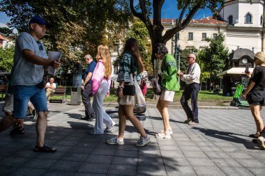 Lviv, Ukrayna, 24 Ağustos 2024 Bağımsızlık Günü 'nde Lviv şehir merkezinde yürür. Rusya ile savaş sırasında, Lviv şehri Rus füzeleri tarafından tehdit edildi ve hedef alındı..