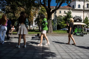 Lviv, Ukrayna, 24 Ağustos 2024 Bağımsızlık Günü 'nde Lviv şehir merkezinde yürür. Rusya ile savaş sırasında, Lviv şehri Rus füzeleri tarafından tehdit edildi ve hedef alındı..