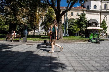 Lviv, Ukrayna, 24 Ağustos 2024 Bağımsızlık Günü 'nde Lviv şehir merkezinde yürür. Rusya ile savaş sırasında, Lviv şehri Rus füzeleri tarafından tehdit edildi ve hedef alındı..
