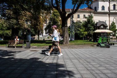 Lviv, Ukrayna, 24 Ağustos 2024 Bağımsızlık Günü 'nde Lviv şehir merkezinde yürür. Rusya ile savaş sırasında, Lviv şehri Rus füzeleri tarafından tehdit edildi ve hedef alındı..
