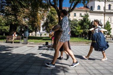 Lviv, Ukrayna, 24 Ağustos 2024 Bağımsızlık Günü 'nde Lviv şehir merkezinde yürür. Rusya ile savaş sırasında, Lviv şehri Rus füzeleri tarafından tehdit edildi ve hedef alındı..