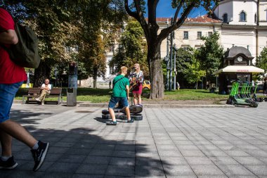 Lviv, Ukrayna, 24 Ağustos 2024 Bağımsızlık Günü 'nde Lviv şehir merkezinde yürür. Rusya ile savaş sırasında, Lviv şehri Rus füzeleri tarafından tehdit edildi ve hedef alındı..