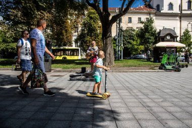 Lviv, Ukrayna, 24 Ağustos 2024 Bağımsızlık Günü 'nde Lviv şehir merkezinde yürür. Rusya ile savaş sırasında, Lviv şehri Rus füzeleri tarafından tehdit edildi ve hedef alındı..