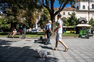 Lviv, Ukrayna, 24 Ağustos 2024 Bağımsızlık Günü 'nde Lviv şehir merkezinde yürür. Rusya ile savaş sırasında, Lviv şehri Rus füzeleri tarafından tehdit edildi ve hedef alındı..