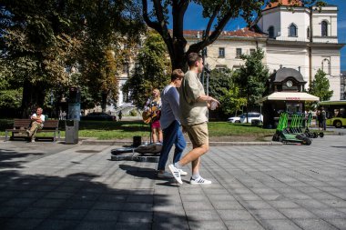 Lviv, Ukrayna, 24 Ağustos 2024 Bağımsızlık Günü 'nde Lviv şehir merkezinde yürür. Rusya ile savaş sırasında, Lviv şehri Rus füzeleri tarafından tehdit edildi ve hedef alındı..