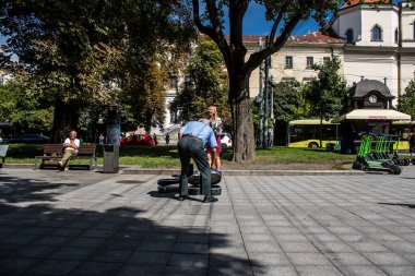 Lviv, Ukrayna, 24 Ağustos 2024 Bağımsızlık Günü 'nde Lviv şehir merkezinde yürür. Rusya ile savaş sırasında, Lviv şehri Rus füzeleri tarafından tehdit edildi ve hedef alındı..