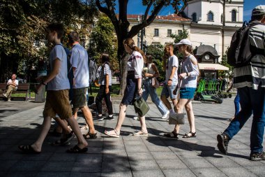 Lviv, Ukrayna, 24 Ağustos 2024 Bağımsızlık Günü 'nde Lviv şehir merkezinde yürür. Rusya ile savaş sırasında, Lviv şehri Rus füzeleri tarafından tehdit edildi ve hedef alındı..