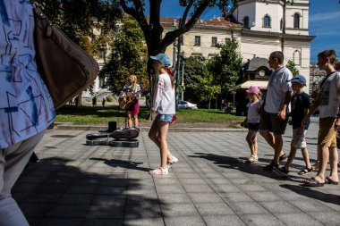 Lviv, Ukrayna, 24 Ağustos 2024 Bağımsızlık Günü 'nde Lviv şehir merkezinde yürür. Rusya ile savaş sırasında, Lviv şehri Rus füzeleri tarafından tehdit edildi ve hedef alındı..
