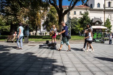 Lviv, Ukrayna, 24 Ağustos 2024 Bağımsızlık Günü 'nde Lviv şehir merkezinde yürür. Rusya ile savaş sırasında, Lviv şehri Rus füzeleri tarafından tehdit edildi ve hedef alındı..