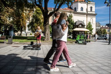 Lviv, Ukrayna, 24 Ağustos 2024 Bağımsızlık Günü 'nde Lviv şehir merkezinde yürür. Rusya ile savaş sırasında, Lviv şehri Rus füzeleri tarafından tehdit edildi ve hedef alındı..