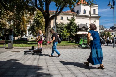 Lviv, Ukrayna, 24 Ağustos 2024 Bağımsızlık Günü 'nde Lviv şehir merkezinde yürür. Rusya ile savaş sırasında, Lviv şehri Rus füzeleri tarafından tehdit edildi ve hedef alındı..