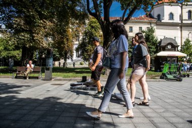 Lviv, Ukrayna, 24 Ağustos 2024 Bağımsızlık Günü 'nde Lviv şehir merkezinde yürür. Rusya ile savaş sırasında, Lviv şehri Rus füzeleri tarafından tehdit edildi ve hedef alındı..