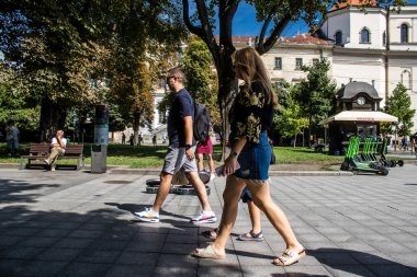 Lviv, Ukrayna, 24 Ağustos 2024 Bağımsızlık Günü 'nde Lviv şehir merkezinde yürür. Rusya ile savaş sırasında, Lviv şehri Rus füzeleri tarafından tehdit edildi ve hedef alındı..