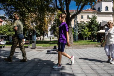 Lviv, Ukrayna, 24 Ağustos 2024 Bağımsızlık Günü 'nde Lviv şehir merkezinde yürür. Rusya ile savaş sırasında, Lviv şehri Rus füzeleri tarafından tehdit edildi ve hedef alındı..