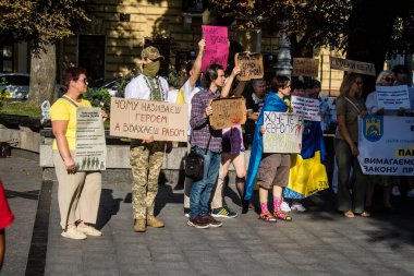 Lviv, Ukrayna, 24 Ağustos 2024 Rusya 'ya karşı savaşa gönderilen genç Ukraynalıların zorunlu alımına karşı halk protestosu. İnsanlar hizmet koşulları hakkında yasayı destekliyor.