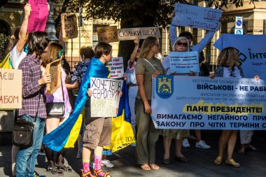 Lviv, Ukrayna, 24 Ağustos 2024 Rusya 'ya karşı savaşa gönderilen genç Ukraynalıların zorunlu alımına karşı halk protestosu. İnsanlar hizmet koşulları hakkında yasayı destekliyor.