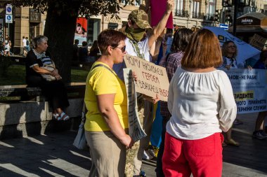 Lviv, Ukrayna, 24 Ağustos 2024 Rusya 'ya karşı savaşa gönderilen genç Ukraynalıların zorunlu alımına karşı halk protestosu. İnsanlar hizmet koşulları hakkında yasayı destekliyor.