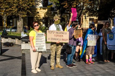 Lviv, Ukrayna, 24 Ağustos 2024 Rusya 'ya karşı savaşa gönderilen genç Ukraynalıların zorunlu alımına karşı halk protestosu. İnsanlar hizmet koşulları hakkında yasayı destekliyor.