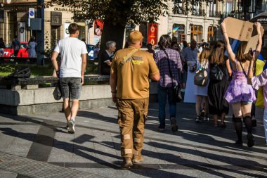 Lviv, Ukrayna, 24 Ağustos 2024 Rusya 'ya karşı savaşa gönderilen genç Ukraynalıların zorunlu alımına karşı halk protestosu. İnsanlar hizmet koşulları hakkında yasayı destekliyor.