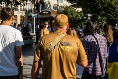 Lviv, Ukrayna, 24 Ağustos 2024 Rusya 'ya karşı savaşa gönderilen genç Ukraynalıların zorunlu alımına karşı halk protestosu. İnsanlar hizmet koşulları hakkında yasayı destekliyor.