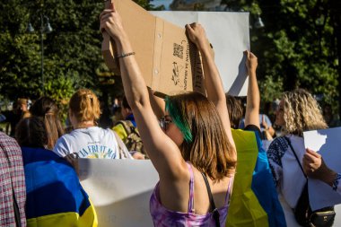 Lviv, Ukrayna, 24 Ağustos 2024 Rusya 'ya karşı savaşa gönderilen genç Ukraynalıların zorunlu alımına karşı halk protestosu. İnsanlar hizmet koşulları hakkında yasayı destekliyor.
