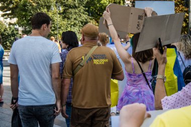 Lviv, Ukrayna, 24 Ağustos 2024 Rusya 'ya karşı savaşa gönderilen genç Ukraynalıların zorunlu alımına karşı halk protestosu. İnsanlar hizmet koşulları hakkında yasayı destekliyor.
