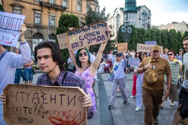 Lviv, Ukrayna, 24 Ağustos 2024 Rusya 'ya karşı savaşa gönderilen genç Ukraynalıların zorunlu alımına karşı halk protestosu. İnsanlar hizmet koşulları hakkında yasayı destekliyor.
