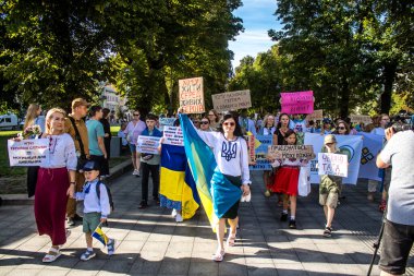 Lviv, Ukrayna, 24 Ağustos 2024 Rusya 'ya karşı savaşa gönderilen genç Ukraynalıların zorunlu alımına karşı halk protestosu. İnsanlar hizmet koşulları hakkında yasayı destekliyor.