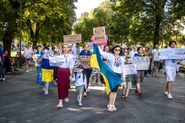 Lviv, Ukrayna, 24 Ağustos 2024 Rusya 'ya karşı savaşa gönderilen genç Ukraynalıların zorunlu alımına karşı halk protestosu. İnsanlar hizmet koşulları hakkında yasayı destekliyor.
