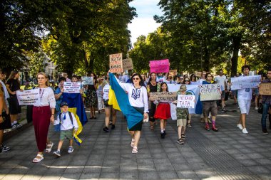 Lviv, Ukrayna, 24 Ağustos 2024 Rusya 'ya karşı savaşa gönderilen genç Ukraynalıların zorunlu alımına karşı halk protestosu. İnsanlar hizmet koşulları hakkında yasayı destekliyor.