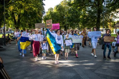 Lviv, Ukrayna, 24 Ağustos 2024 Rusya 'ya karşı savaşa gönderilen genç Ukraynalıların zorunlu alımına karşı halk protestosu. İnsanlar hizmet koşulları hakkında yasayı destekliyor.