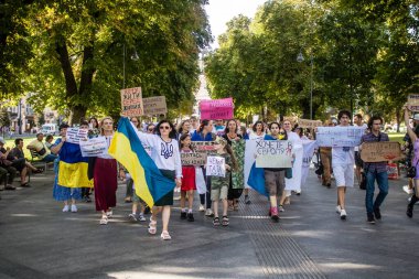 Lviv, Ukrayna, 24 Ağustos 2024 Rusya 'ya karşı savaşa gönderilen genç Ukraynalıların zorunlu alımına karşı halk protestosu. İnsanlar hizmet koşulları hakkında yasayı destekliyor.