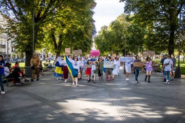 Lviv, Ukrayna, 24 Ağustos 2024 Rusya 'ya karşı savaşa gönderilen genç Ukraynalıların zorunlu alımına karşı halk protestosu. İnsanlar hizmet koşulları hakkında yasayı destekliyor.