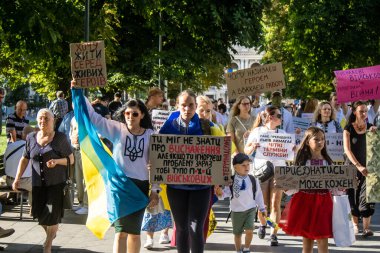 Lviv, Ukrayna, 24 Ağustos 2024 Rusya 'ya karşı savaşa gönderilen genç Ukraynalıların zorunlu alımına karşı halk protestosu. İnsanlar hizmet koşulları hakkında yasayı destekliyor.