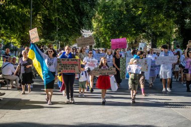 Lviv, Ukrayna, 24 Ağustos 2024 Rusya 'ya karşı savaşa gönderilen genç Ukraynalıların zorunlu alımına karşı halk protestosu. İnsanlar hizmet koşulları hakkında yasayı destekliyor.